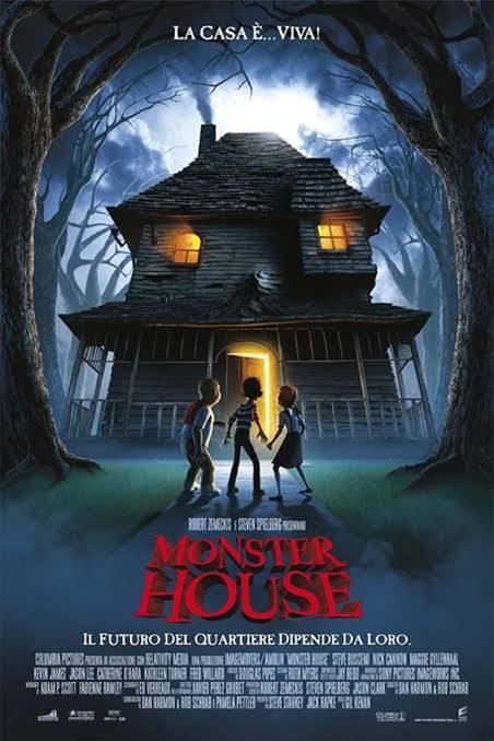 Movie poster for Monster House. Animated. Three children stand together with their backs to the camera, facing a dark leaning house at night with two lit windows and an open door glowing yellow. Bare trees arch overhead. The title appears near the bottom in red letters. Text above and below the title is in Italian.
